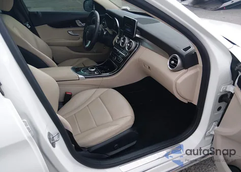 2017 Mercedes-Benz C 300 z USA, uszkodzony, nr VIN 55SWF4JB0HU220637